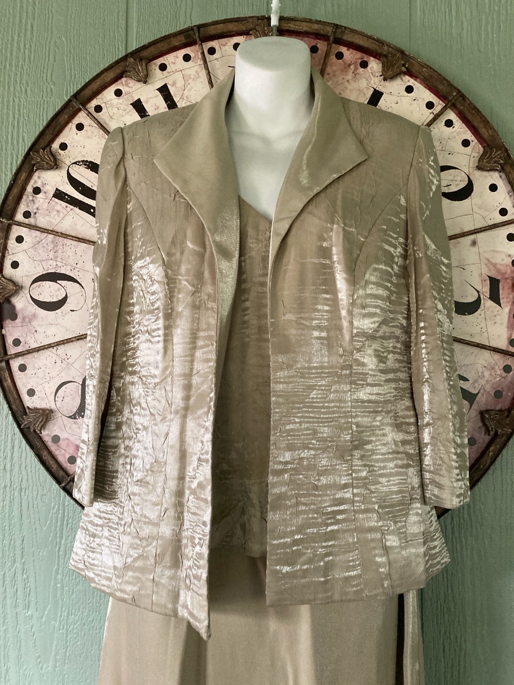 Alex Evenings Size 10 two piece shimmery champagne color sleeveless maxi formal